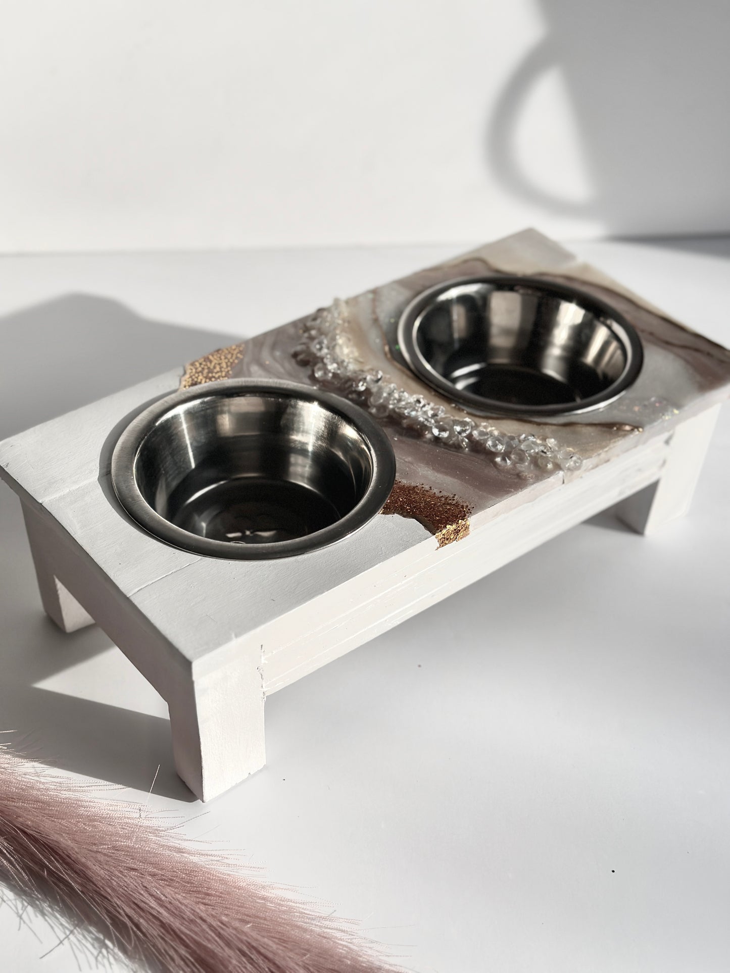 White Geode Design Pet Feeder